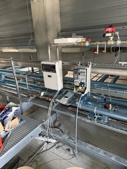 Coffret de régulation et variateur de fréquence installés sur les réseaux, avec vannes et raccordements