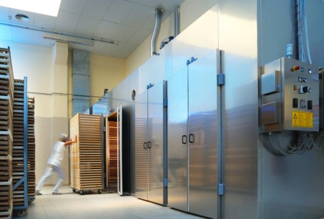 Système de production de froid industrielle pour un environnement de stockage contrôlé